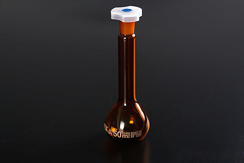 1622A Volumetric Flask Amber Glass Grade A With Ground-In Glass Stopper Or Plastic Stopper